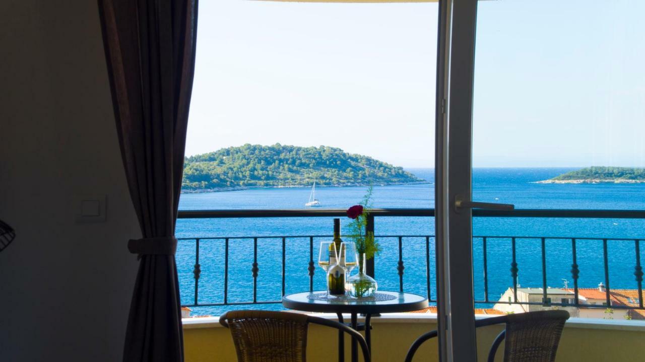 A Lovely And Cozy Room With A Breathtaking View Vis Dış mekan fotoğraf